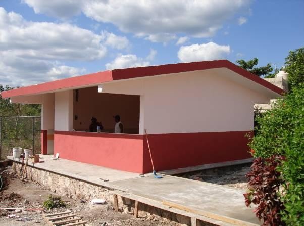 Estudian en una escuela en construcción Estudian en una escuela en construcción