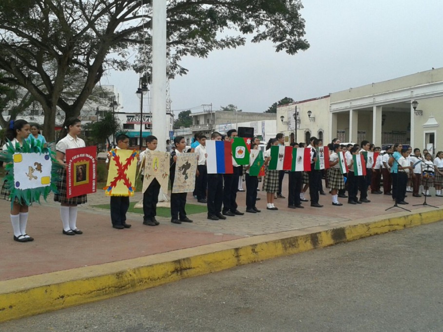 Niños conmemoran a la bandera mexicana, en Tizimín