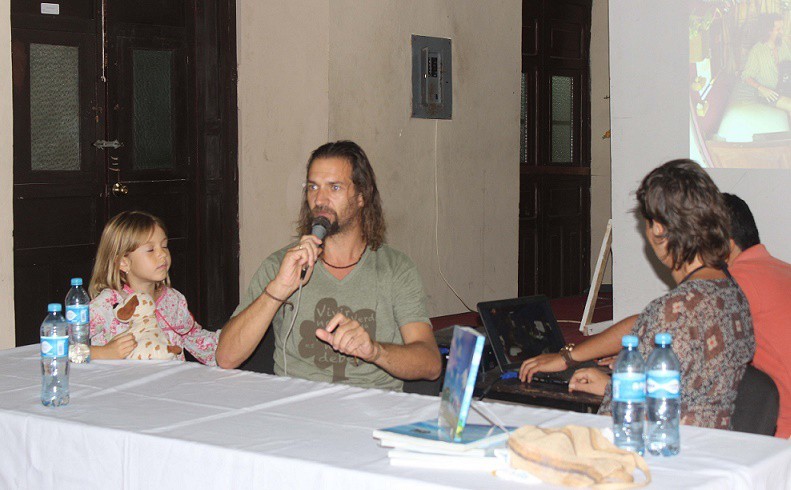 Familia viajera de argentina presenta su libro “el bicho”