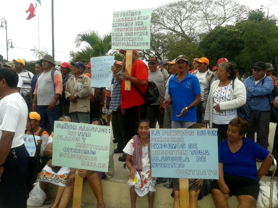 Jubilados protestan en Umán Jubilados protestan en Umán