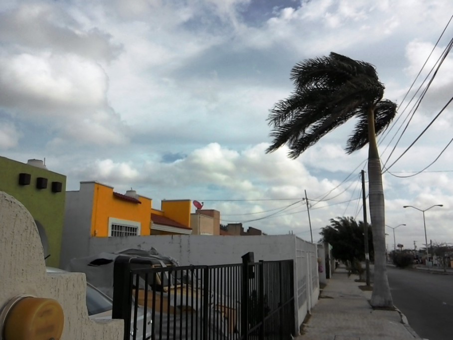 Continúan fuertes vientos en Yucatán