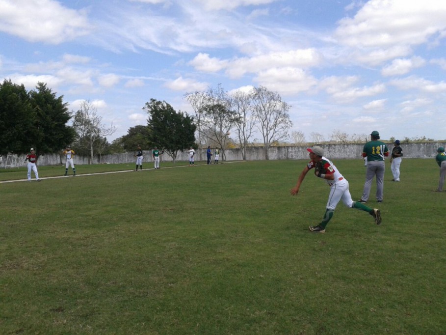 Peloteros del Oriente contra Selección Yucatán en partido amistoso