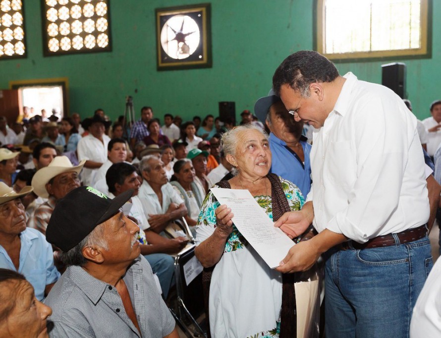 Celebra Gobernador aprobación de Escudo Yucatán