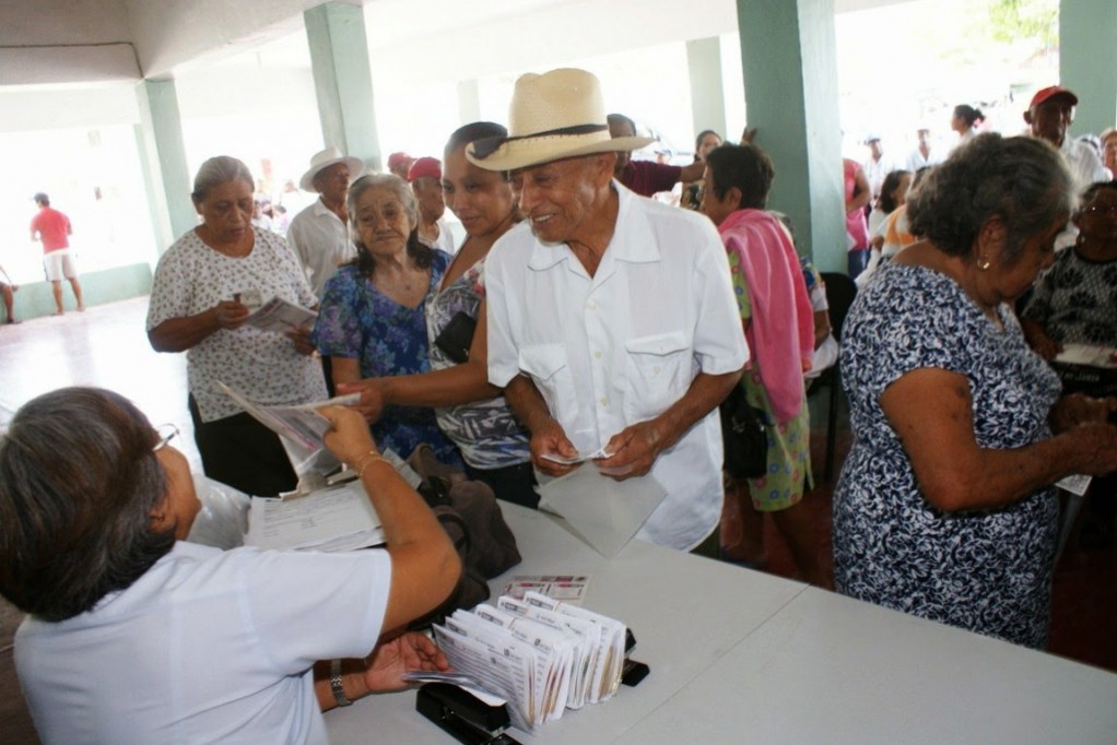 Se roban dinero de 65 y más