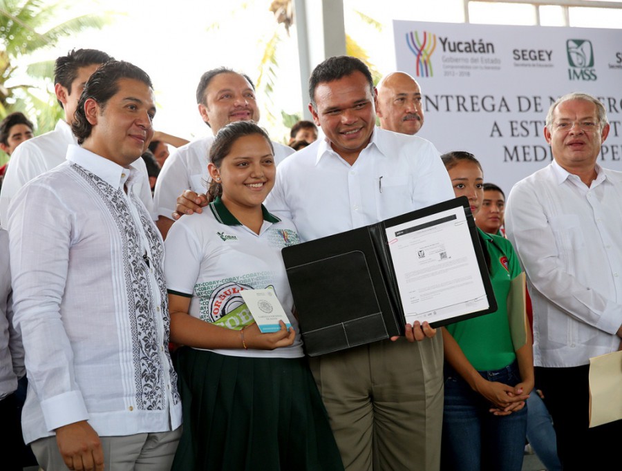 Comienza afiliación de estudiantes al IMSS