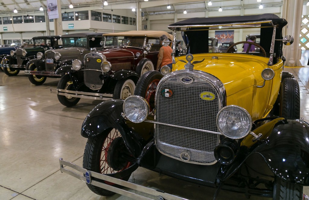 Inauguran exhibición de autos antiguos