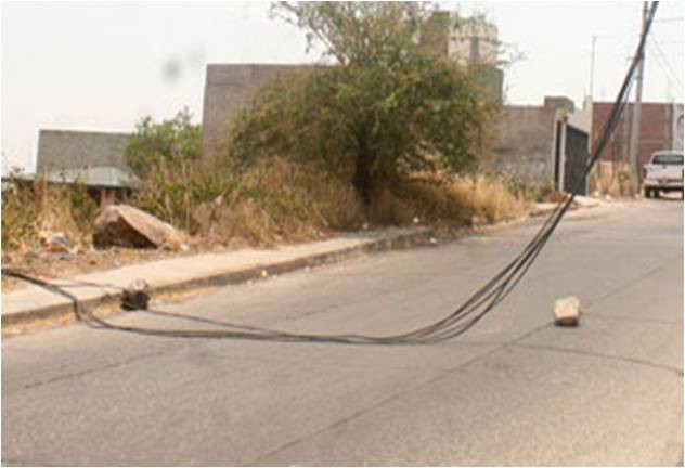 Reportan cables tirados en la colonia Bojórquez