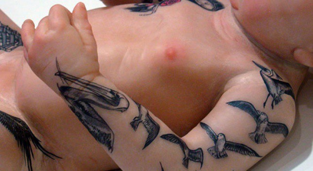 Foto de un bebé tatuado indigna a las Redes