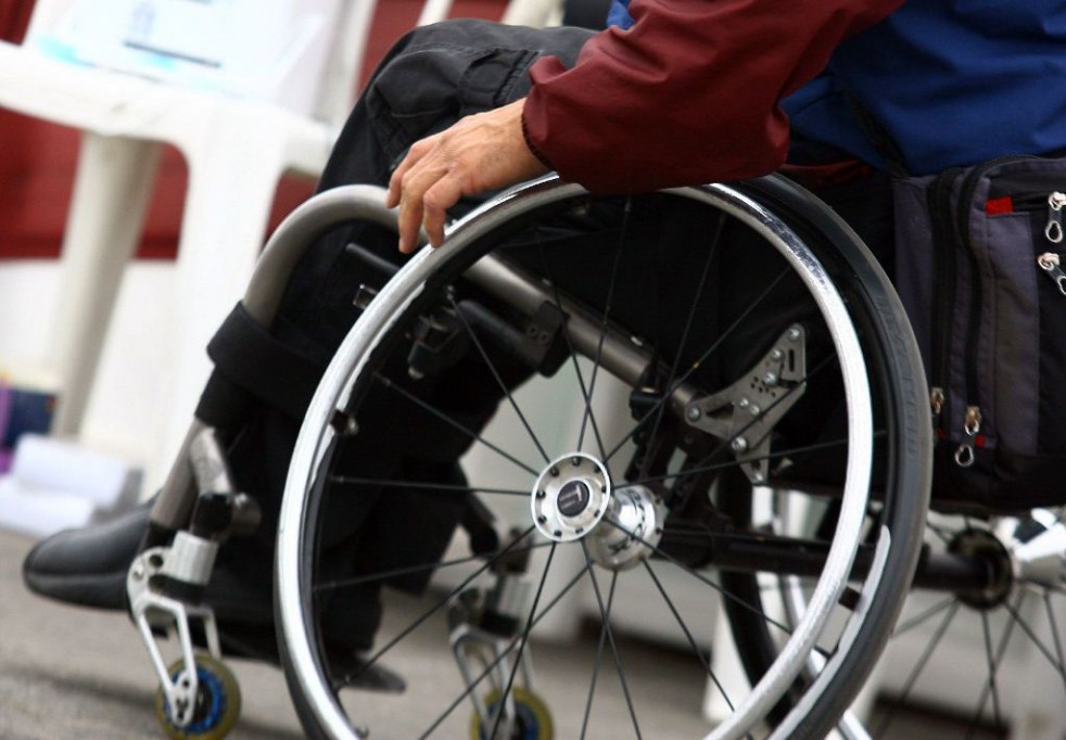 Solicitan ayuda para conseguir una silla de ruedas