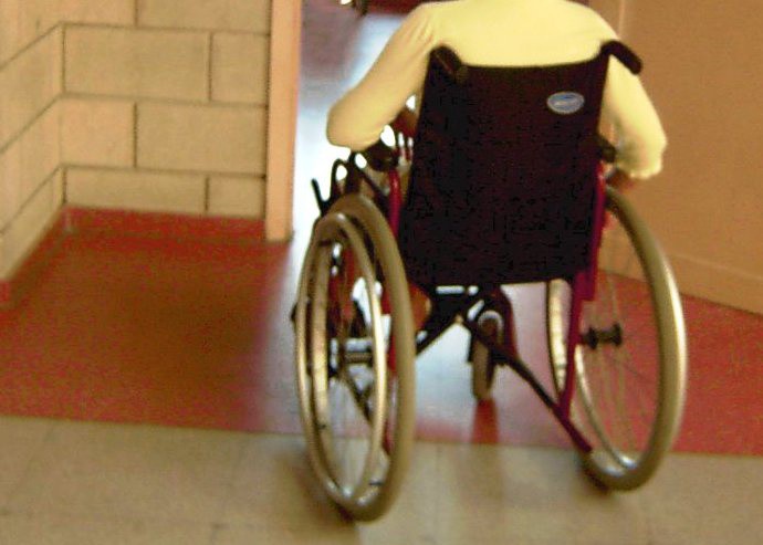 Pide ayuda para conseguir silla de ruedas