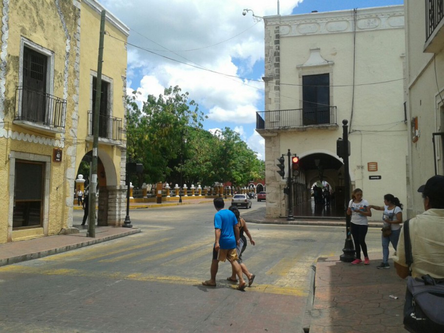 Sin retirarse dos postes de madera del Centro Histórico de Valladolid