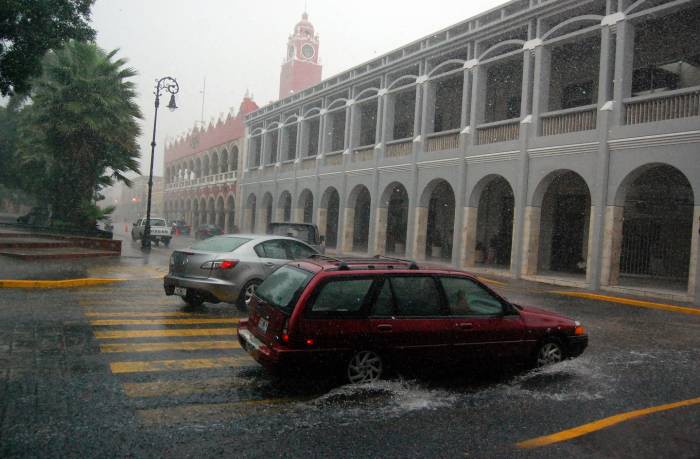 Onda Tropical ocasiona lluvias en Mérida
