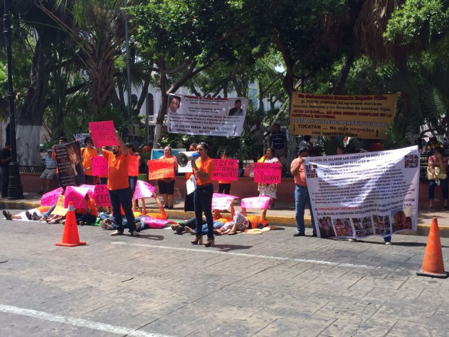 Madres protestan frente a Palacio de Gobierno