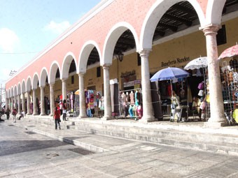 51 ambulantes invaden con su mercadería el Portal de Granos.