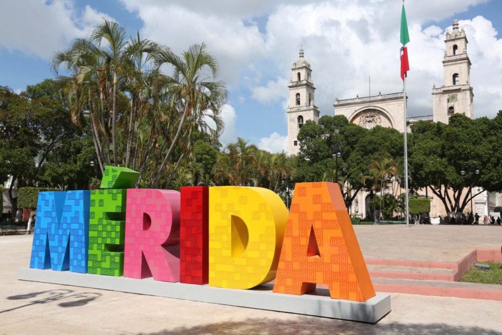 Mérida en letras de colores