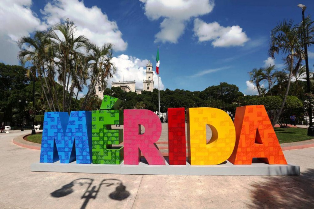 Meridanos y visitantes disfrutan las letras de la ciudad