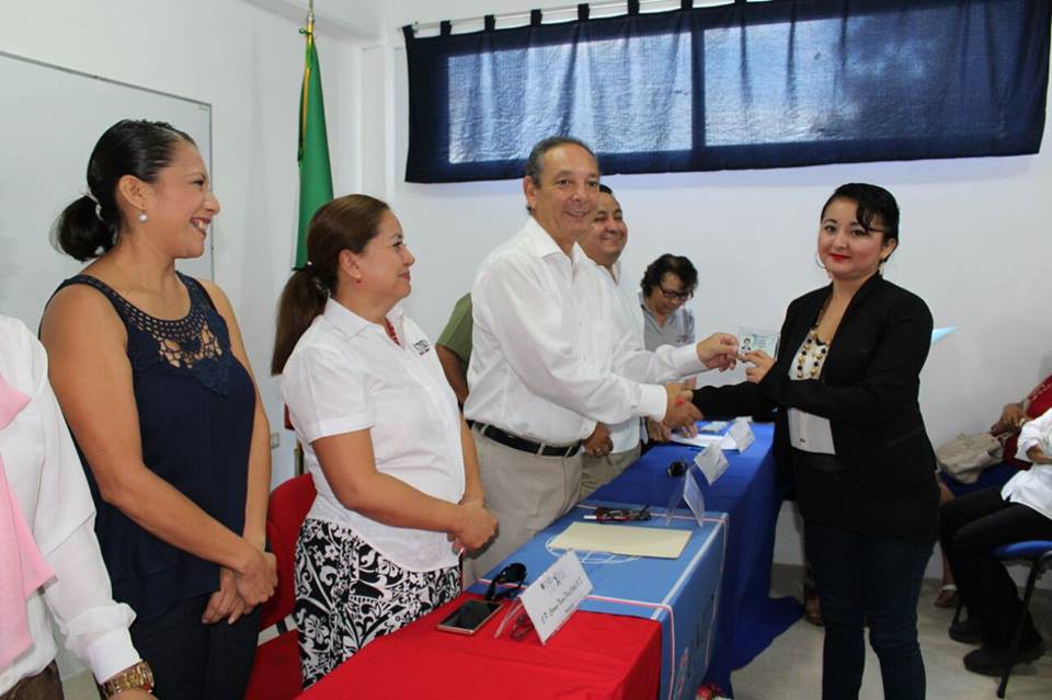 36 egresados de la UNID Tizimín reciben cédulas