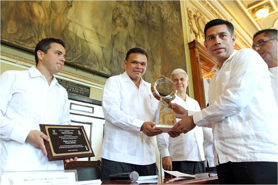 Entregan premio Yucatán a la calidad 2012.