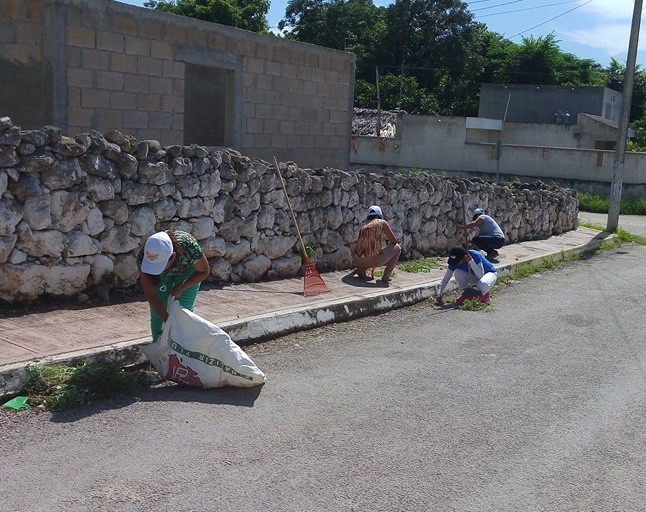 Funcionarios municipales de Sucilá limpian calles