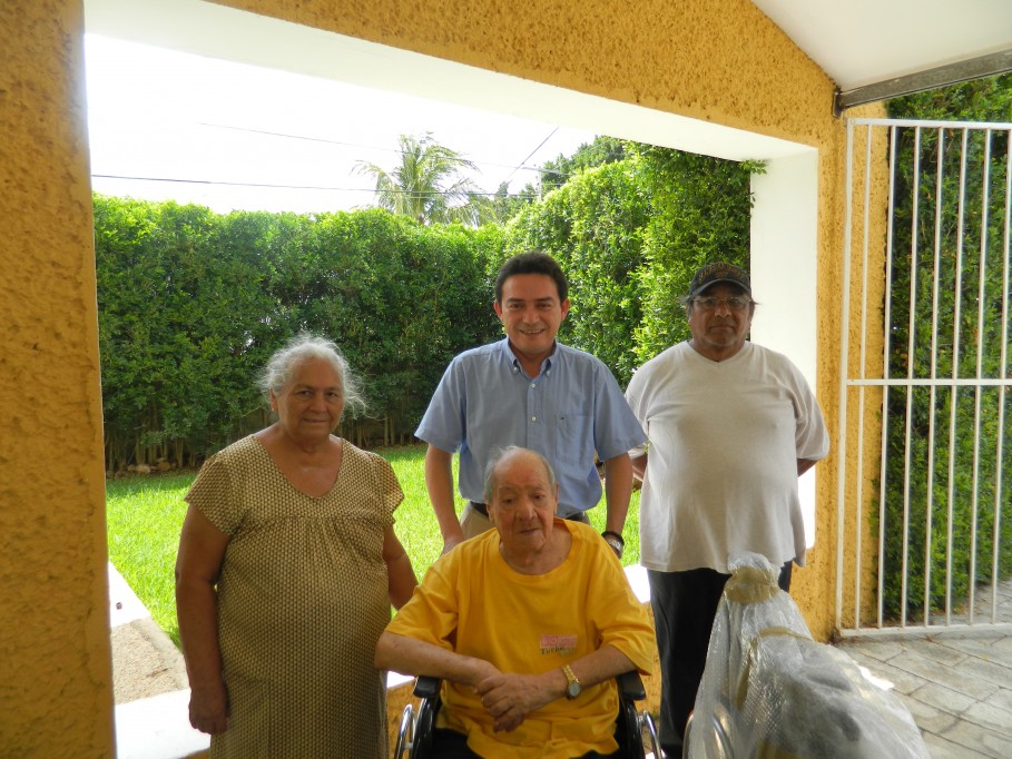 Senador entrega sillas de ruedas en el estado.