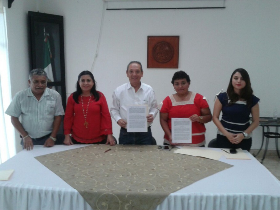 Firman convenios en Tizimín a favor de adultos mayores 