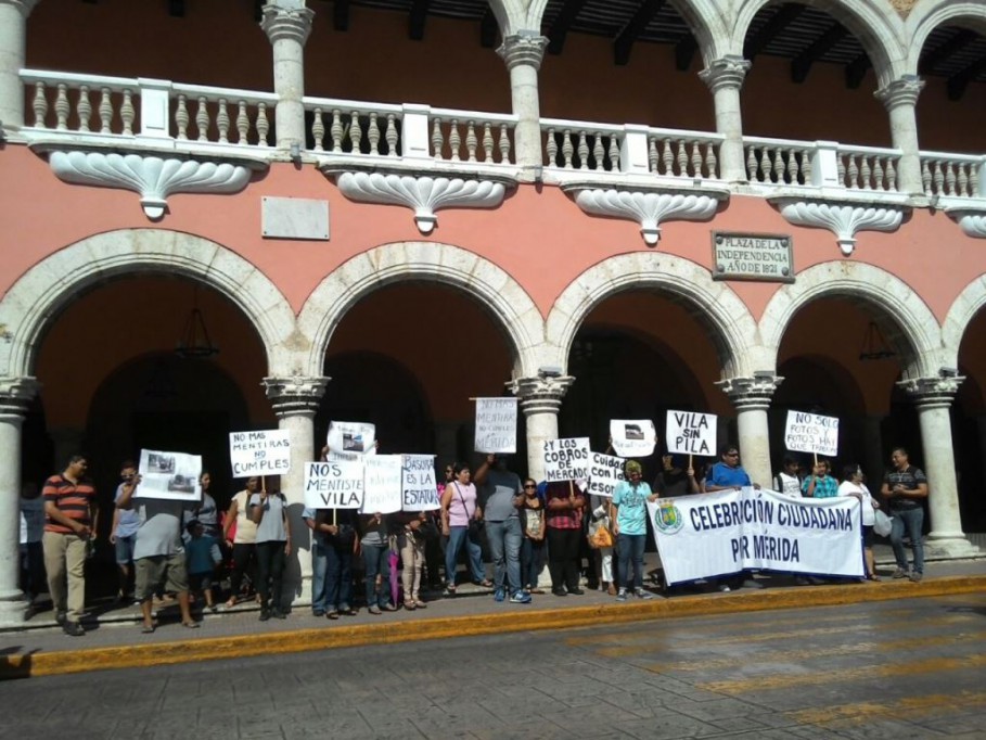 Protesta en el Ayuntamiento de Mérida