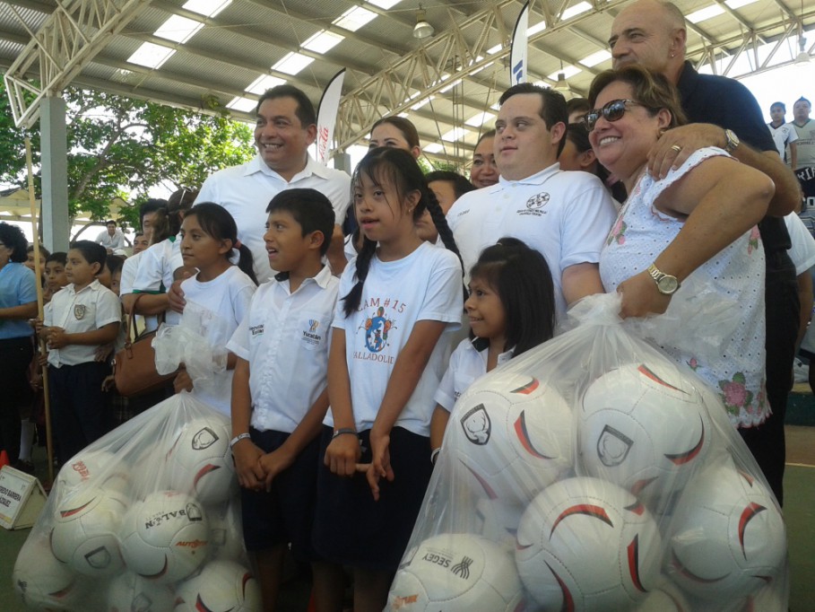 Distribuyen 500 balones en escuelas de Valladolid