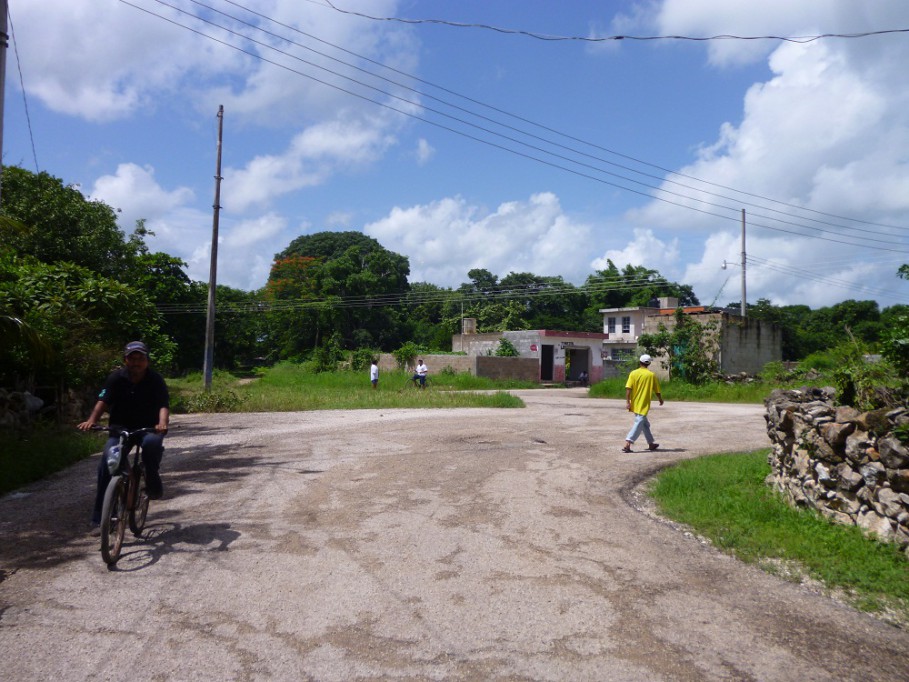 TIZIMIN: Solicitan señalamientos viales y caseta de vigilancia en la Colonia “Santo Domingo”.\r\n