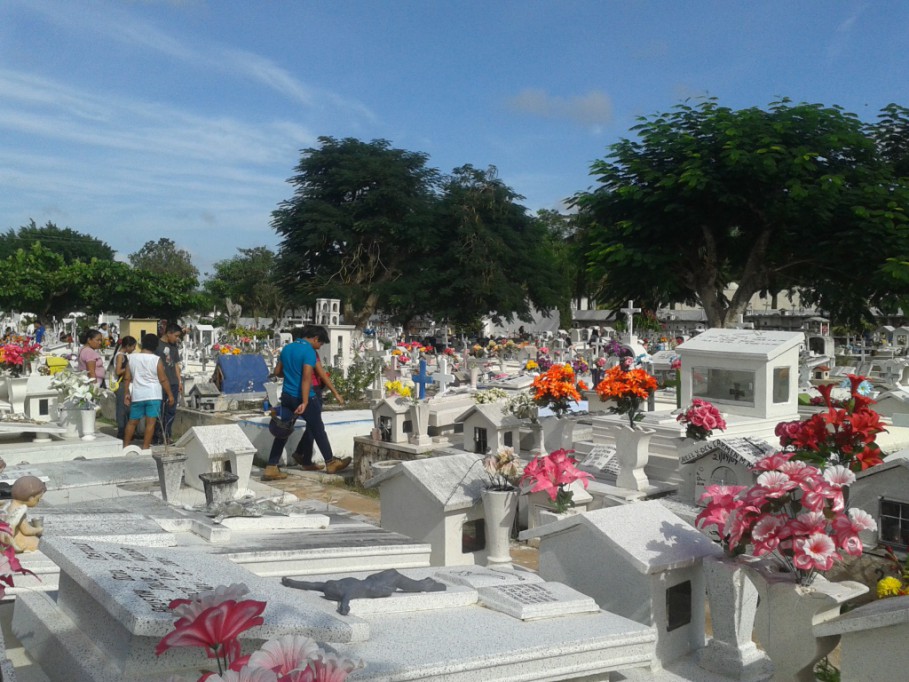 Cientos visitan cementerios de Tizimín