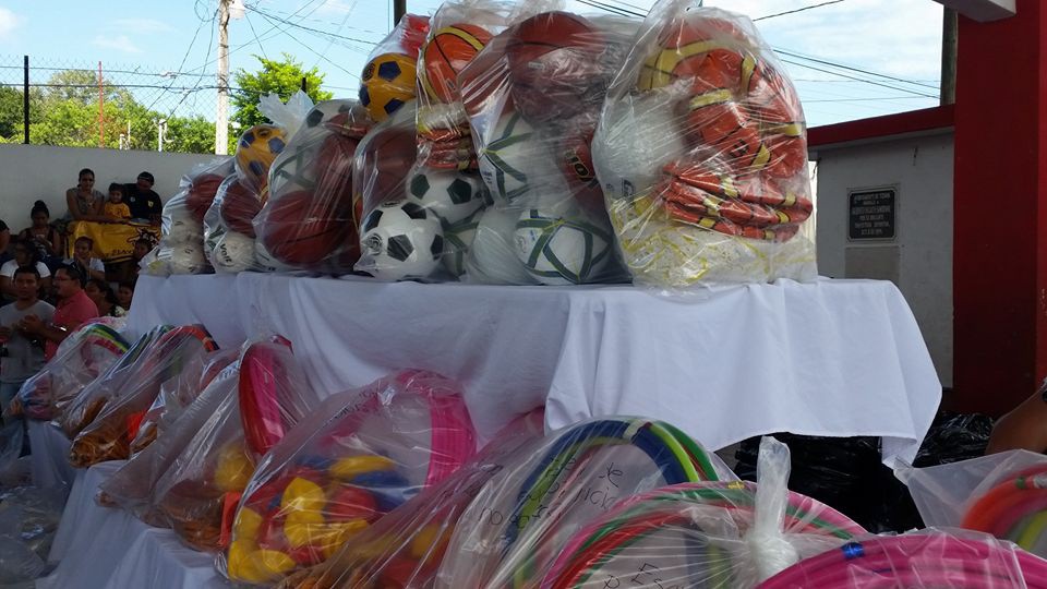 Más de 50 escuelas de Tizimín reciben material deportivo