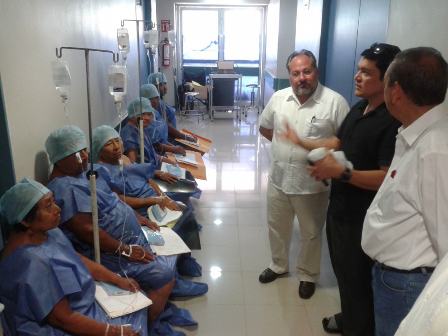 Operan a unos 70 pacientes de cataratas, en Tizimín