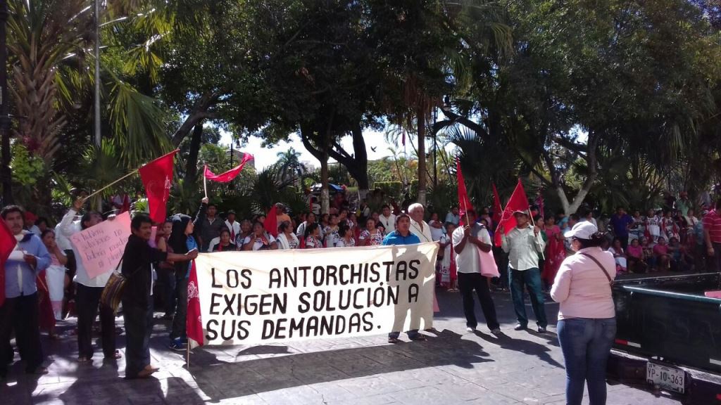 Protesta Antorcha Campesina ante el Palacio de Gobierno