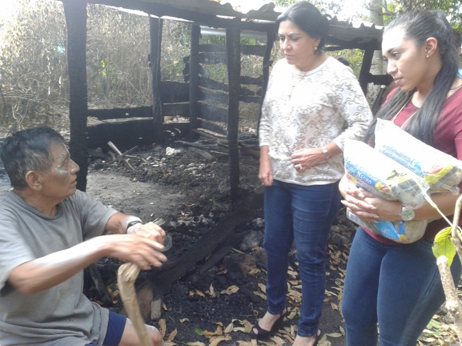 Ancianito de Tizimín recibe ayuda para reconstruir un cuarto que se le quemó