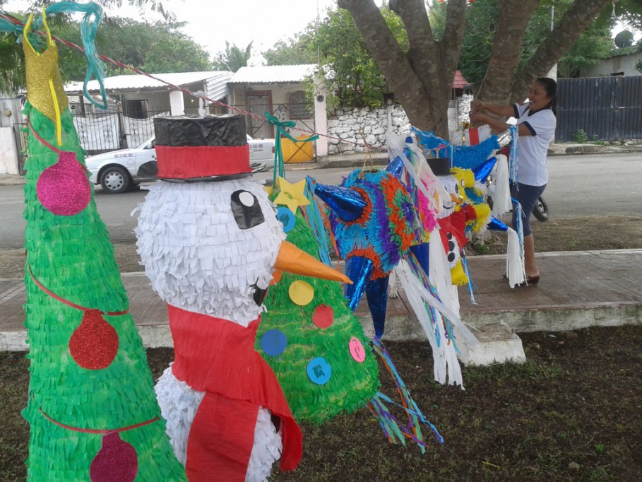 Niños de educación inicial exponen piñatas, en Tizimín