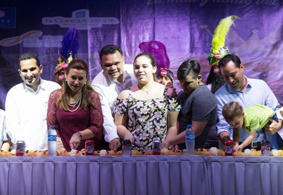 familias yucatecas comparten mega Rosca de Reyes