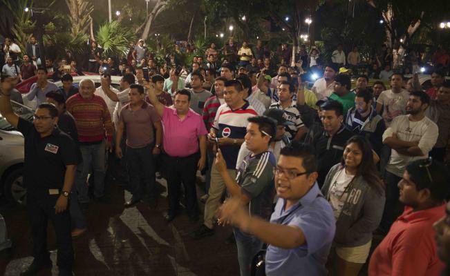Protestan chóferes de UBER en Palacio de Gobierno