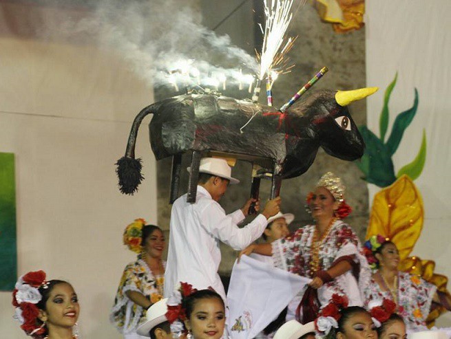 Divertida noche regional en el carnaval de Tizimín