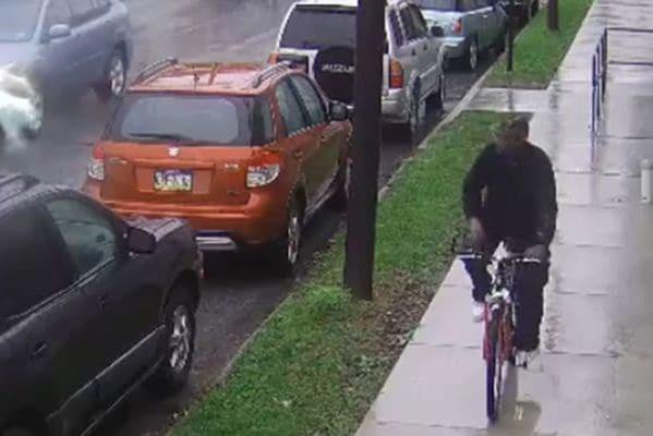 Huye en bicicleta tras robar un banco