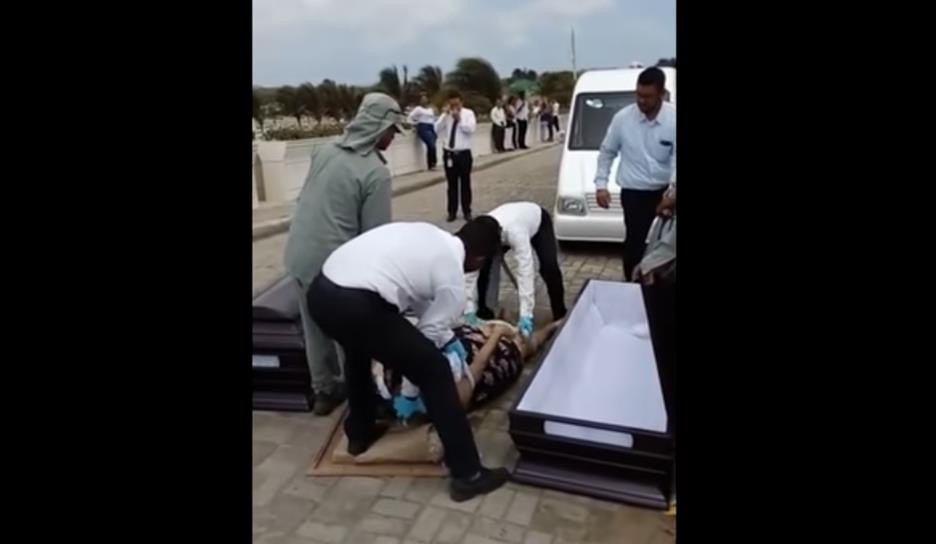 Viral: cae el cuerpo de un ataúd en plena marcha fúnebre