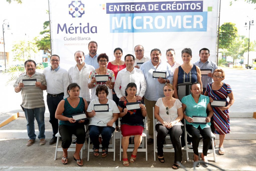 Entregan apoyos a microempresarios de Mérida
