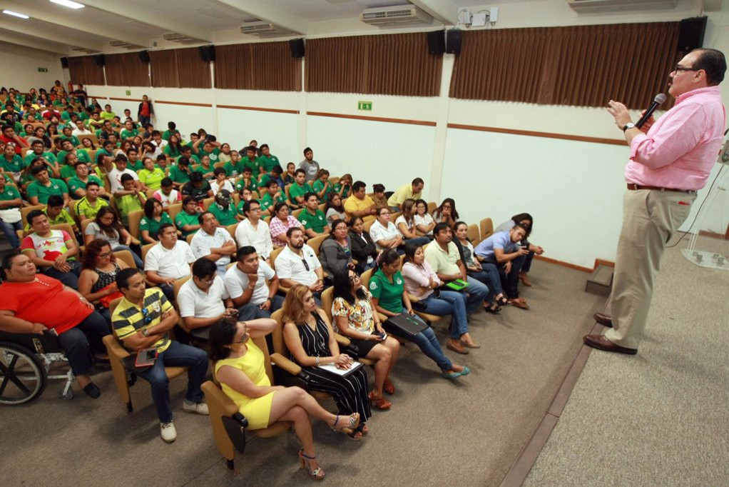 Ramírez Marín dialoga con universitarios