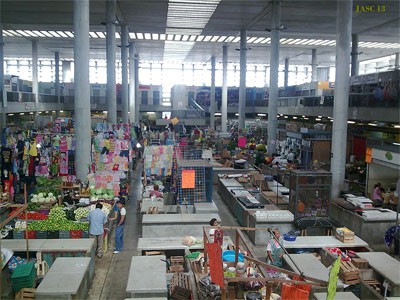 Zona de los mercados llena de basura por las mañanas