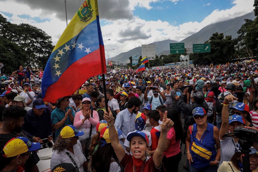 Invitan a venezolanos a participar en plebiscito
