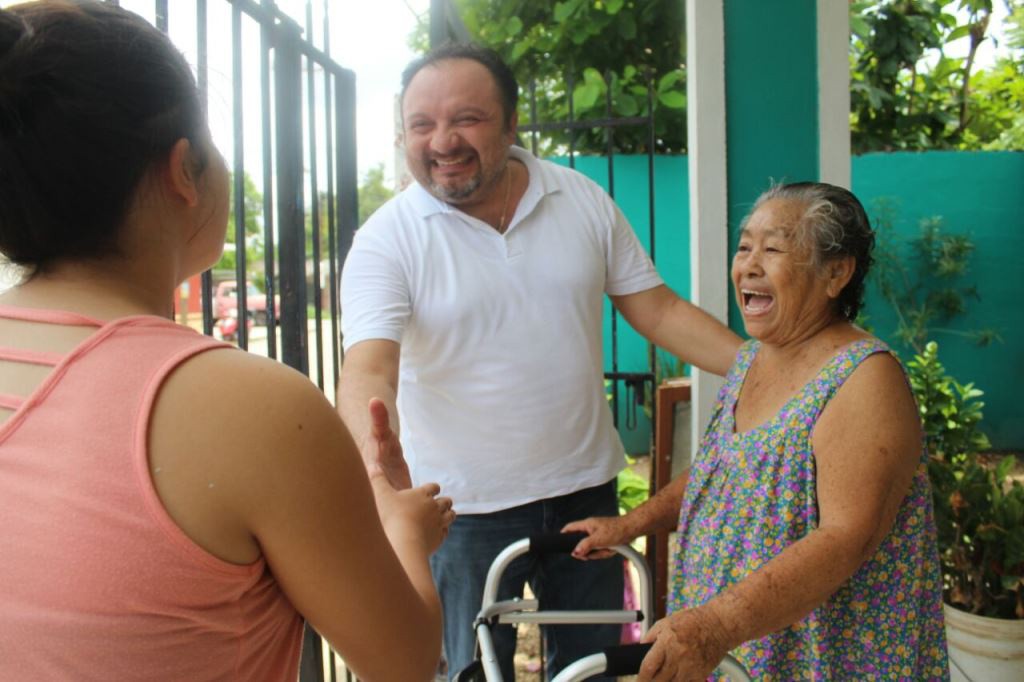 "Panchito" Torres visita la colonia Mayapán