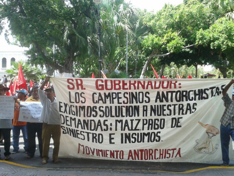 Movimiento Antorchista se manifiesta en Palacio de gobierno