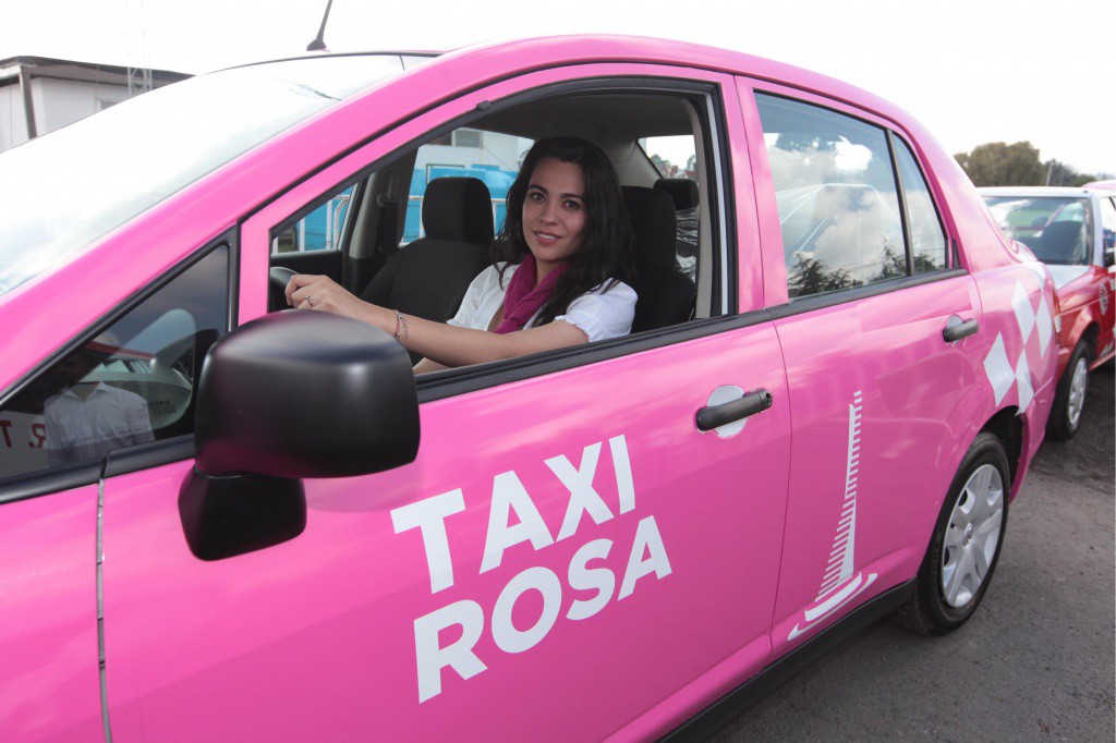 Sin fecha para que circulen los "taxis rosas"