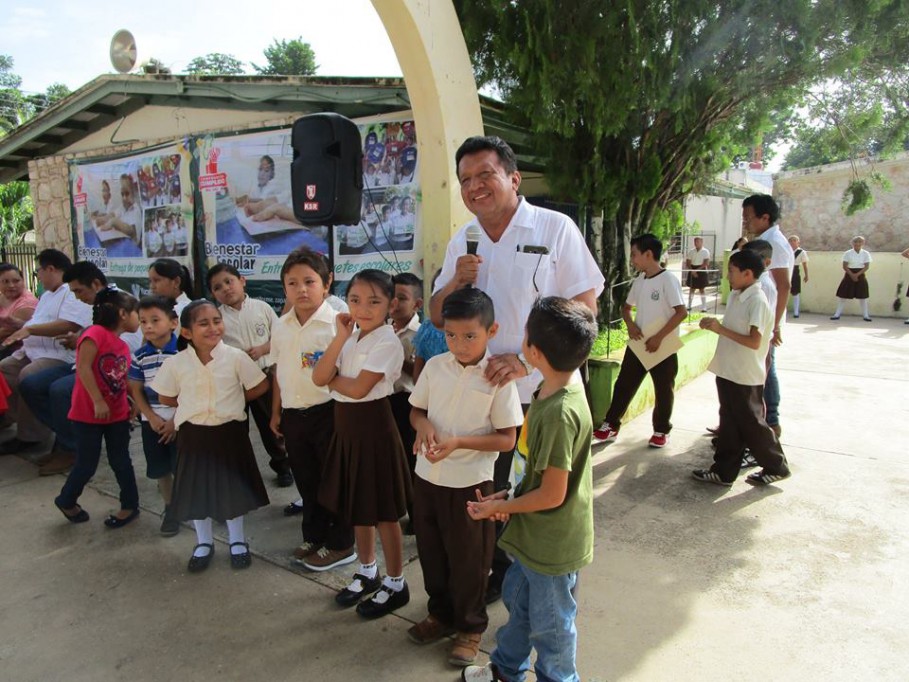 Estudiantes de Espita con útiles escolares