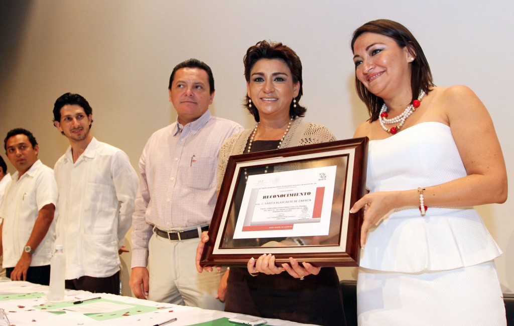 La Presidenta del DIF Yucatán encabeza ceremonia de graduación de alumnos de bachillerato.