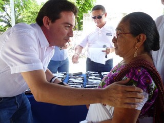 TIZIMIN: Daniel Ávila entrega 215 lentes a sus paisanos.