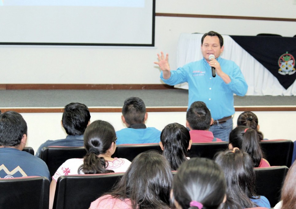 "Huacho" apoya a profesores en su preparación